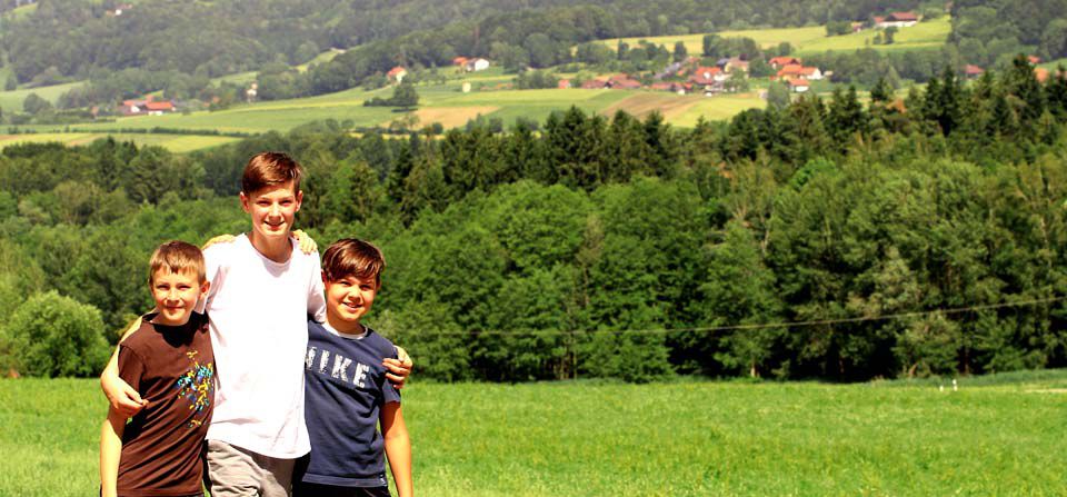 Glückliche Kinder bei einem Bauernhofurlaub im Bayerischen Wald