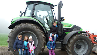 Kinder spielen auf Traktor